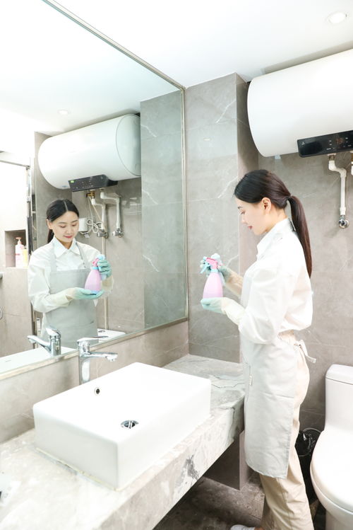 保姆保潔服務(wù)，以女性人物攝影圖展現(xiàn)清潔行業(yè)的專業(yè)與溫情